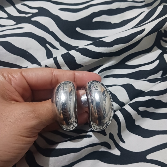 Women fashion silver thick medium hoop earrings - Picture 8 of 8